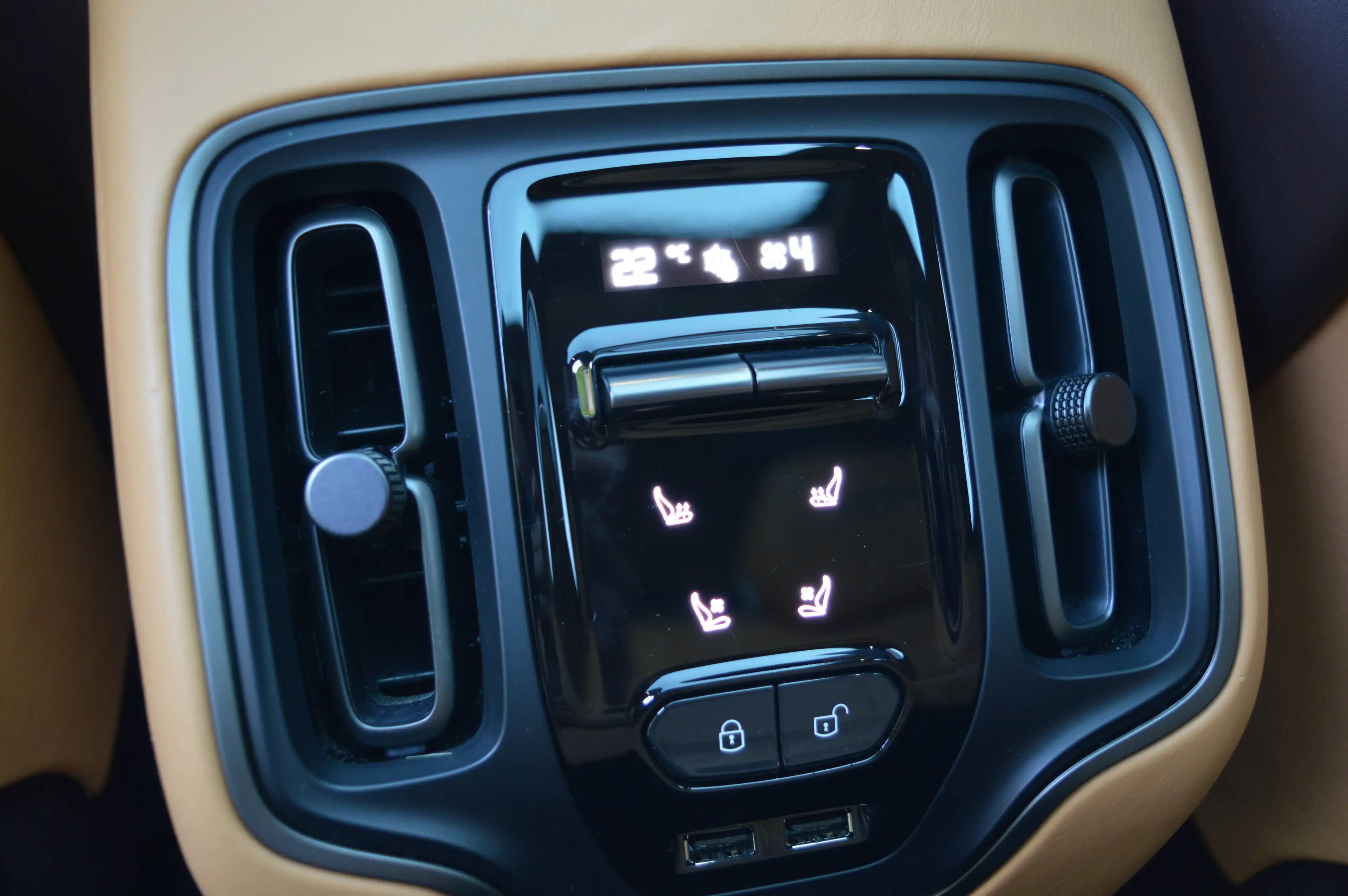Aston Martin DBX 4.0i V8 Biturbo - 1 HAND - Full history - VAT — photo 11