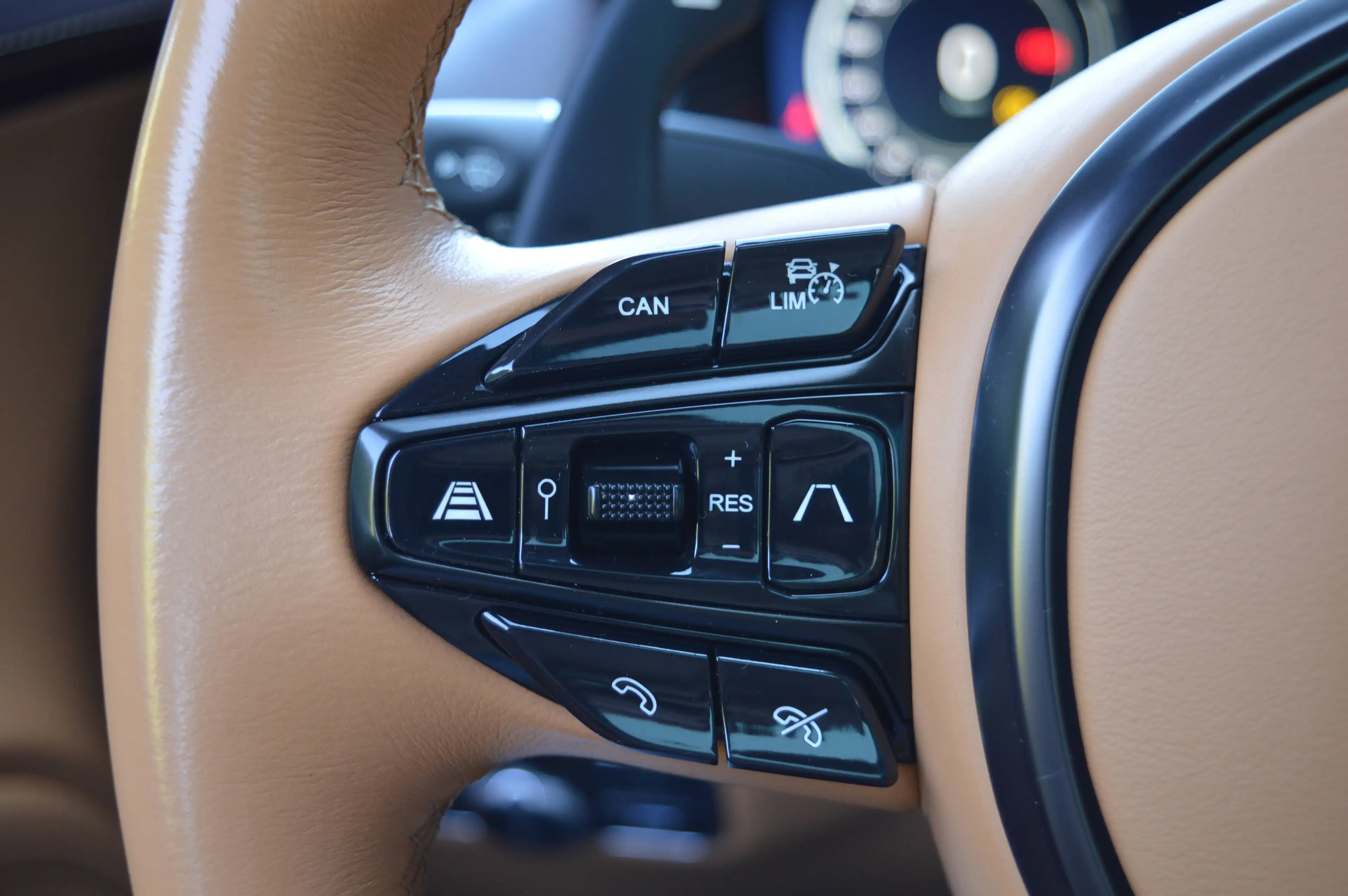 Aston Martin DBX 4.0i V8 Biturbo - 1 HAND - Full history - VAT — photo 15