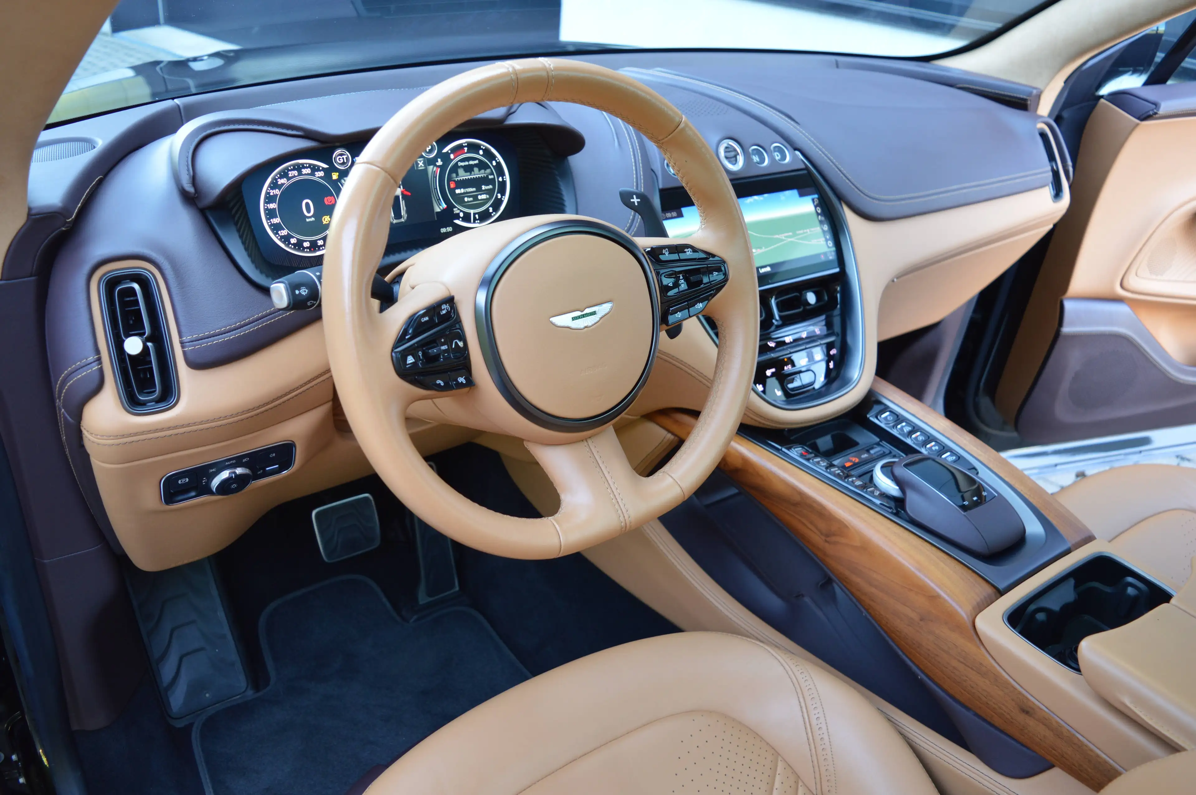 Aston Martin DBX 4.0i V8 Biturbo - 1 HAND - Full history - VAT — photo 8