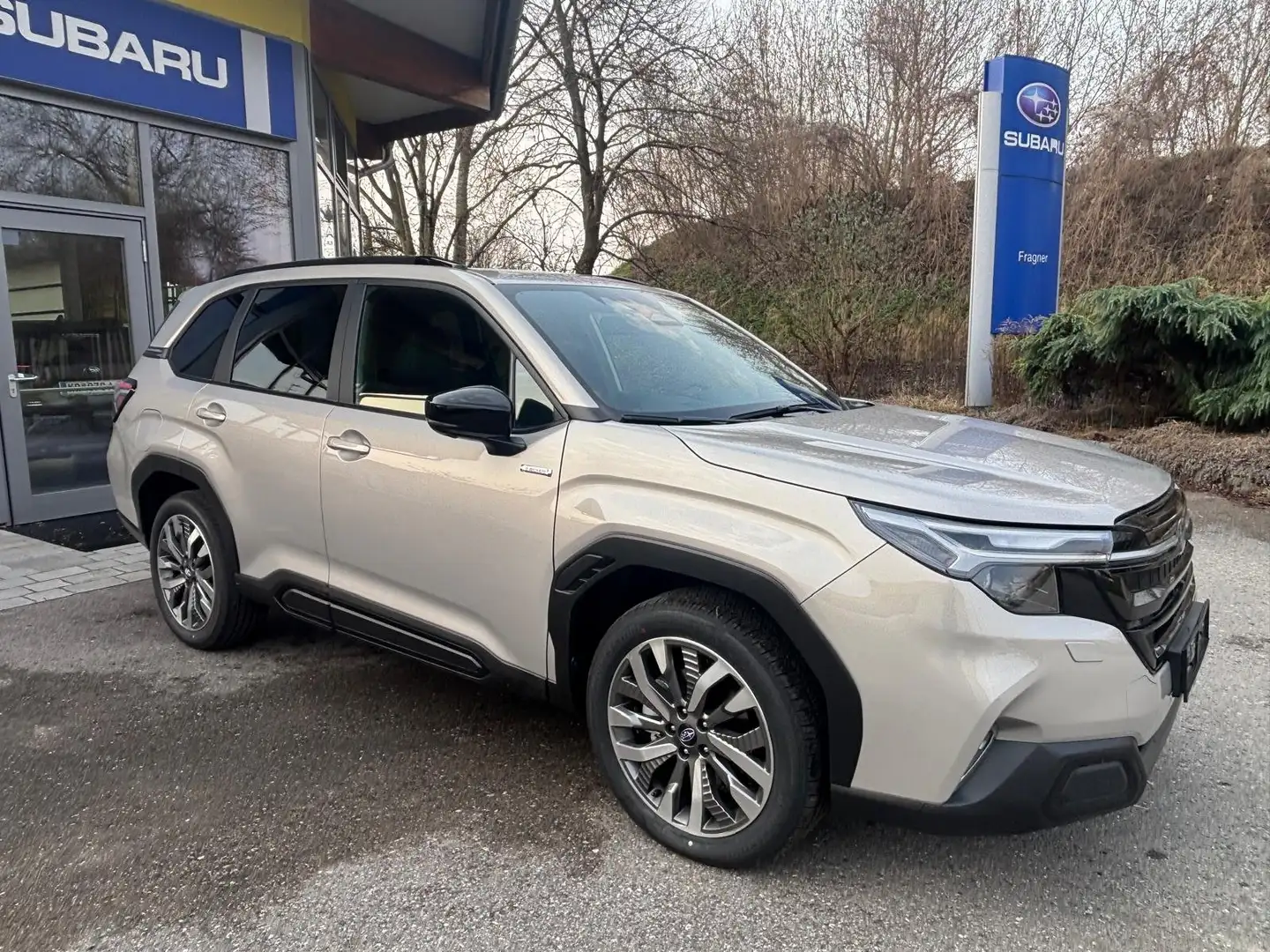 Subaru Forester Forester 2,0i e-Boxer Premium AWD Aut. Premium Silber - 1