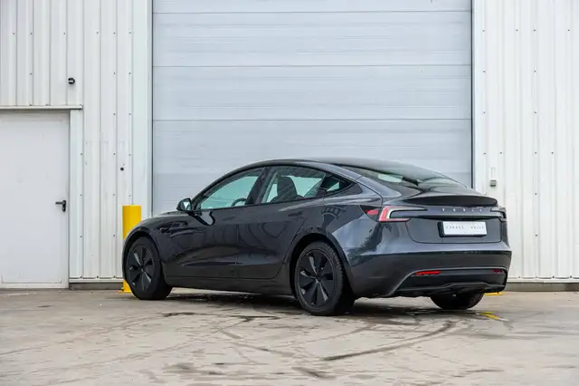 Tesla Model 3 view 4