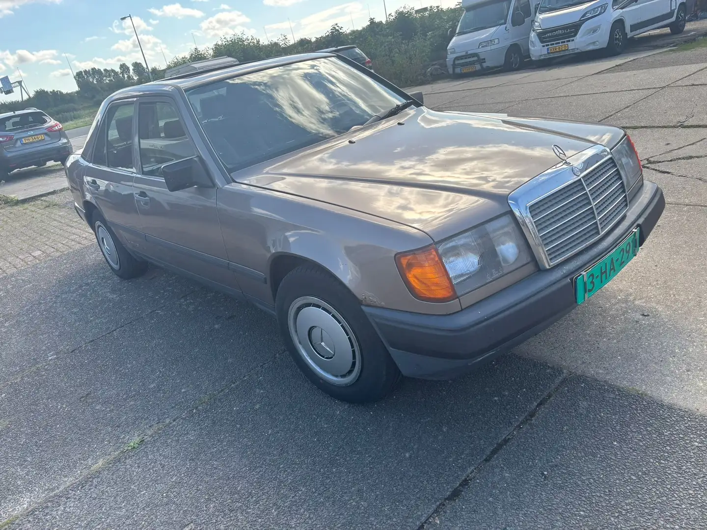Mercedes-Benz 300 Oldtimer W124 300d Marrone - 2