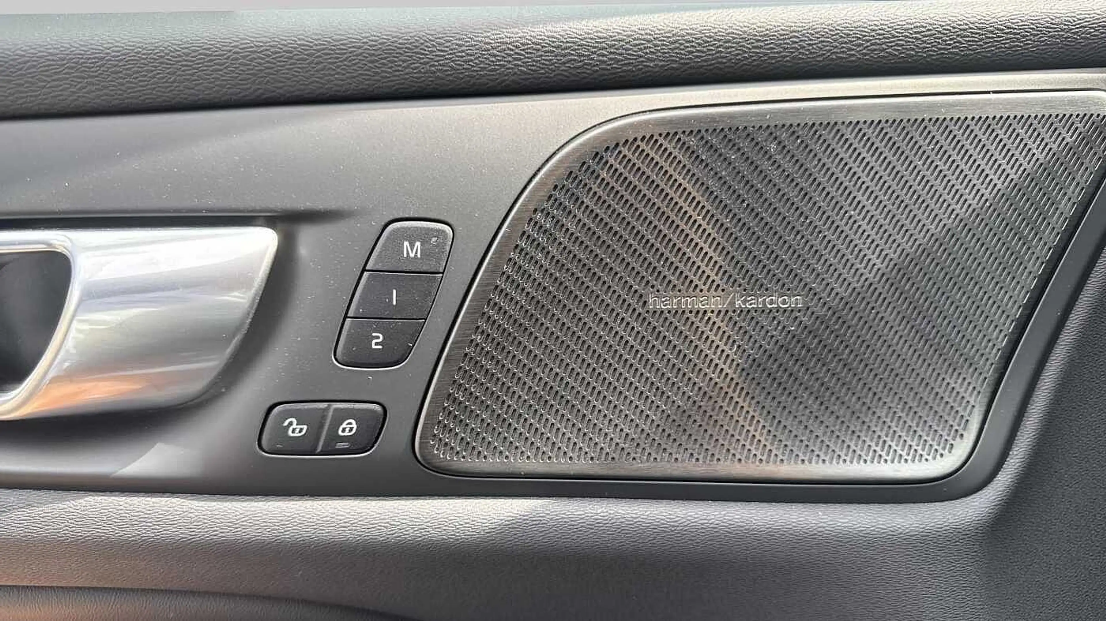Volvo S60 T8 AWD Ultimate Dark — photo 24