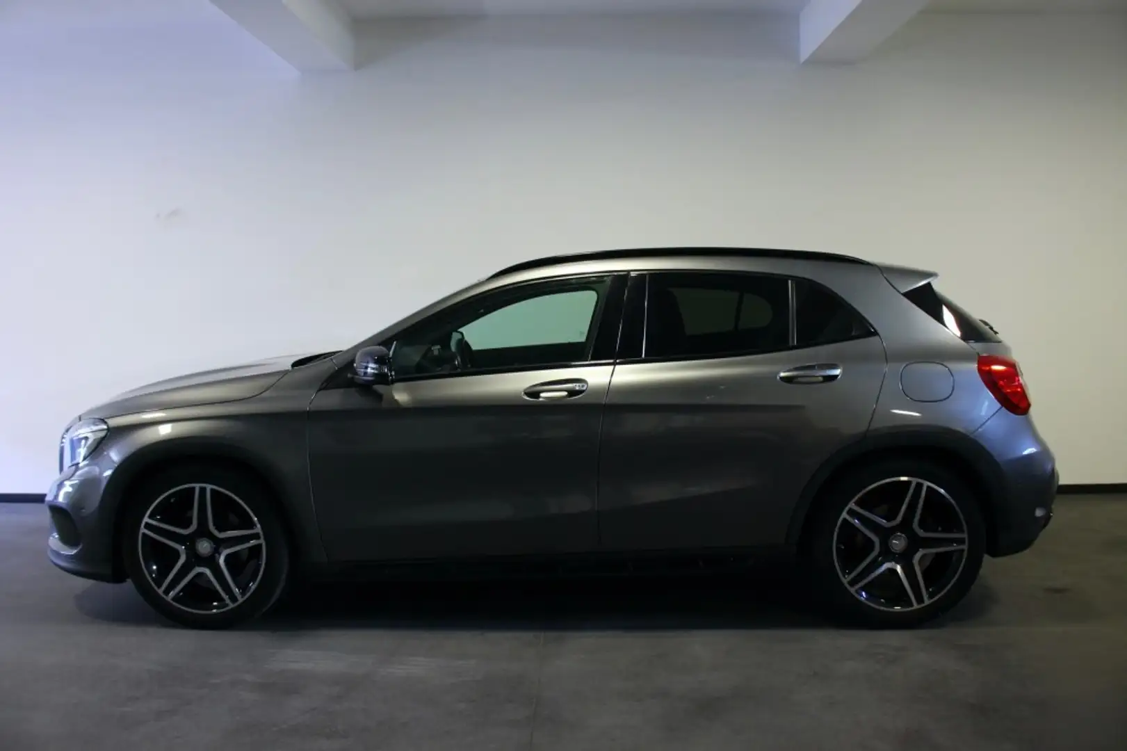 Mercedes-Benz GLA 250 GLA 250 AMG pakket Šedá - 2