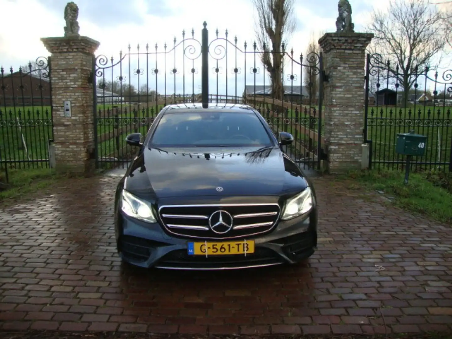 Mercedes-Benz 220 Mercedes E 220CDI businiss AMG Zwart - 2