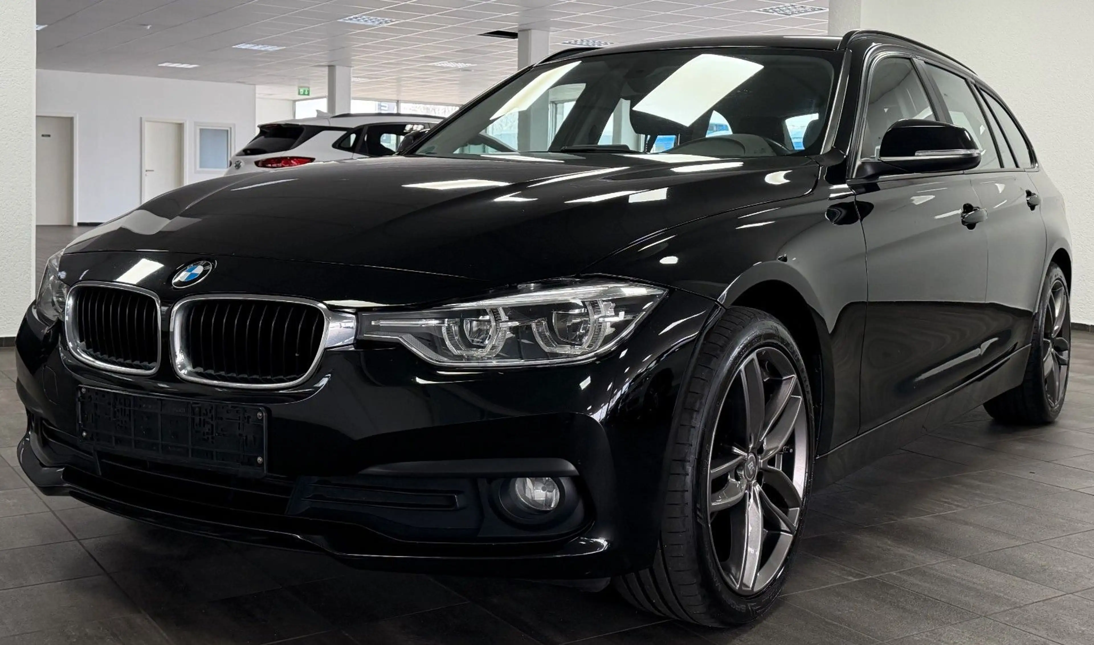 BMW 318 d Touring LED NAVI PDC 2 HAND EURO 6 TOP — photo 3