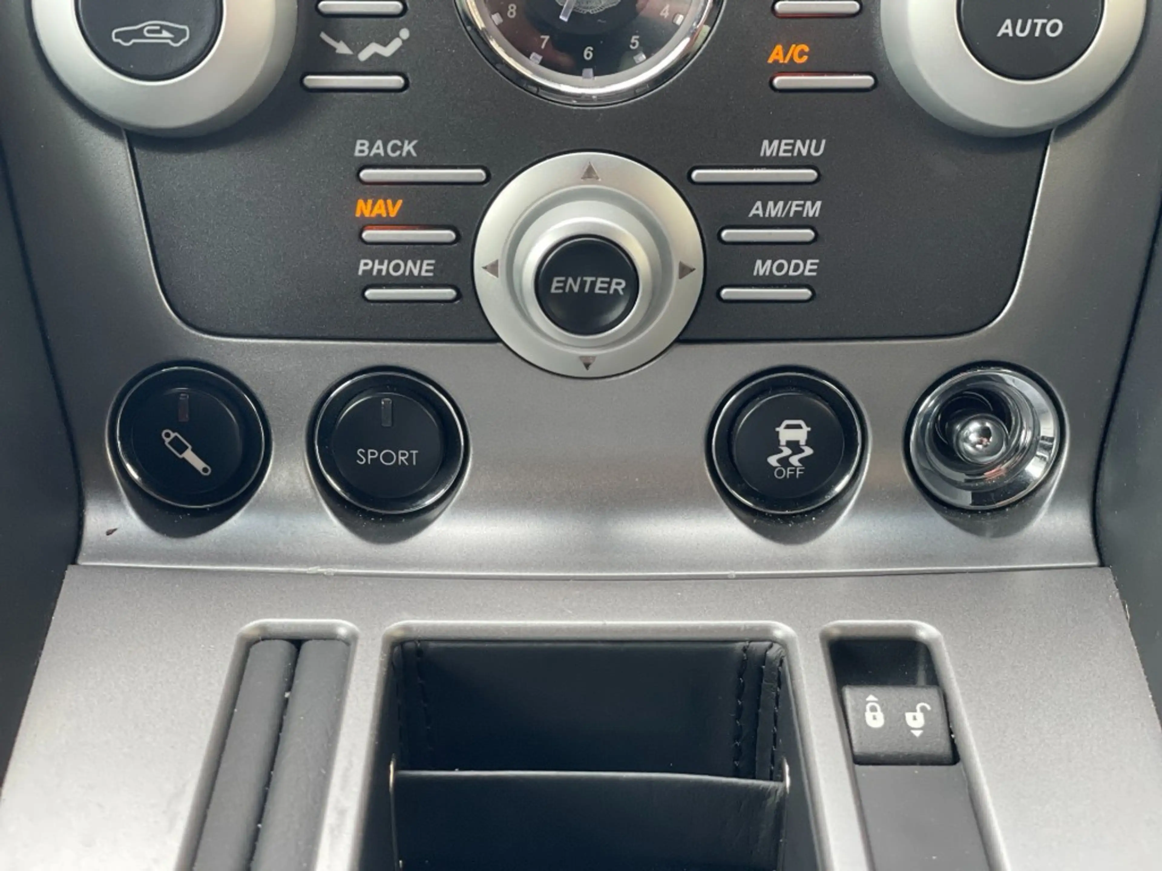 Aston Martin DB9 5.9-L V12 DOHC 48V — photo 15