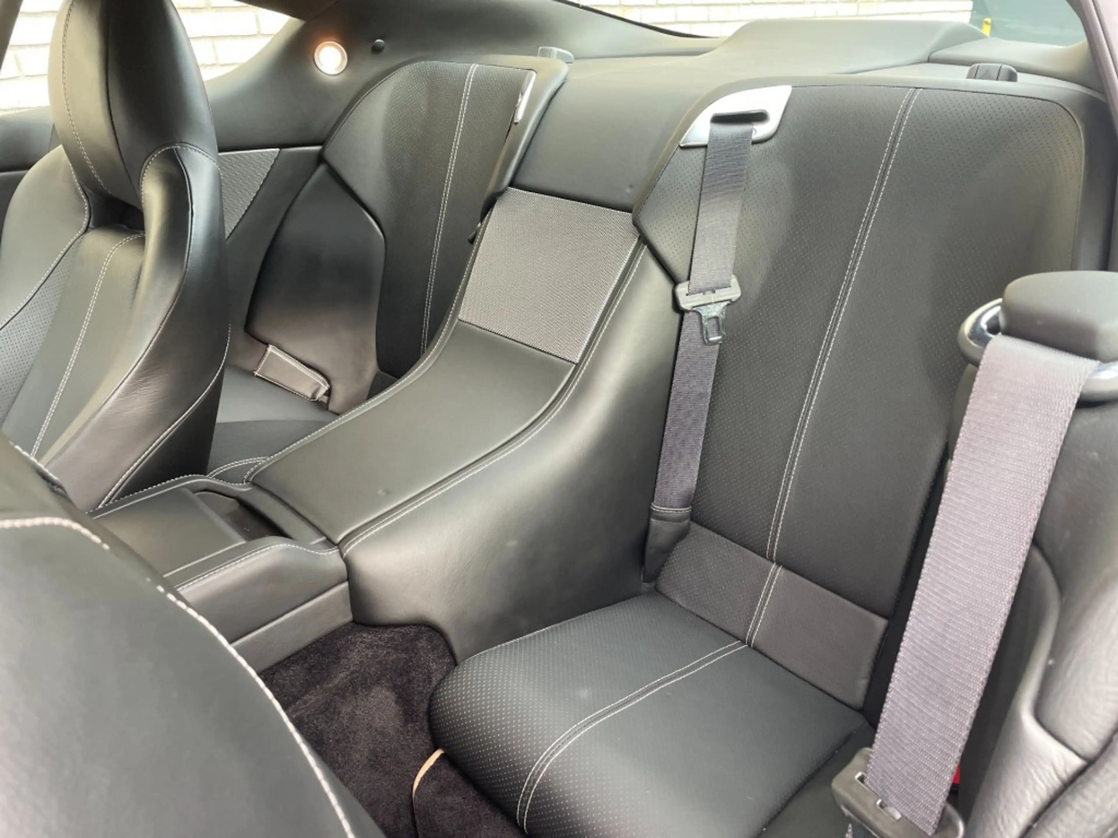 Aston Martin DB9 5.9-L V12 DOHC 48V — photo 8