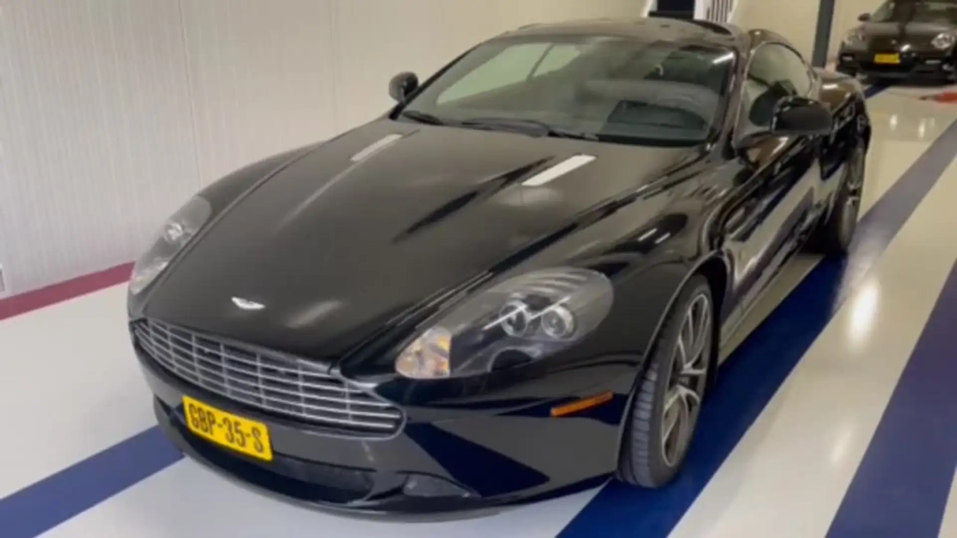 Aston Martin DB9 5.9-L V12 DOHC 48V Noir - 1