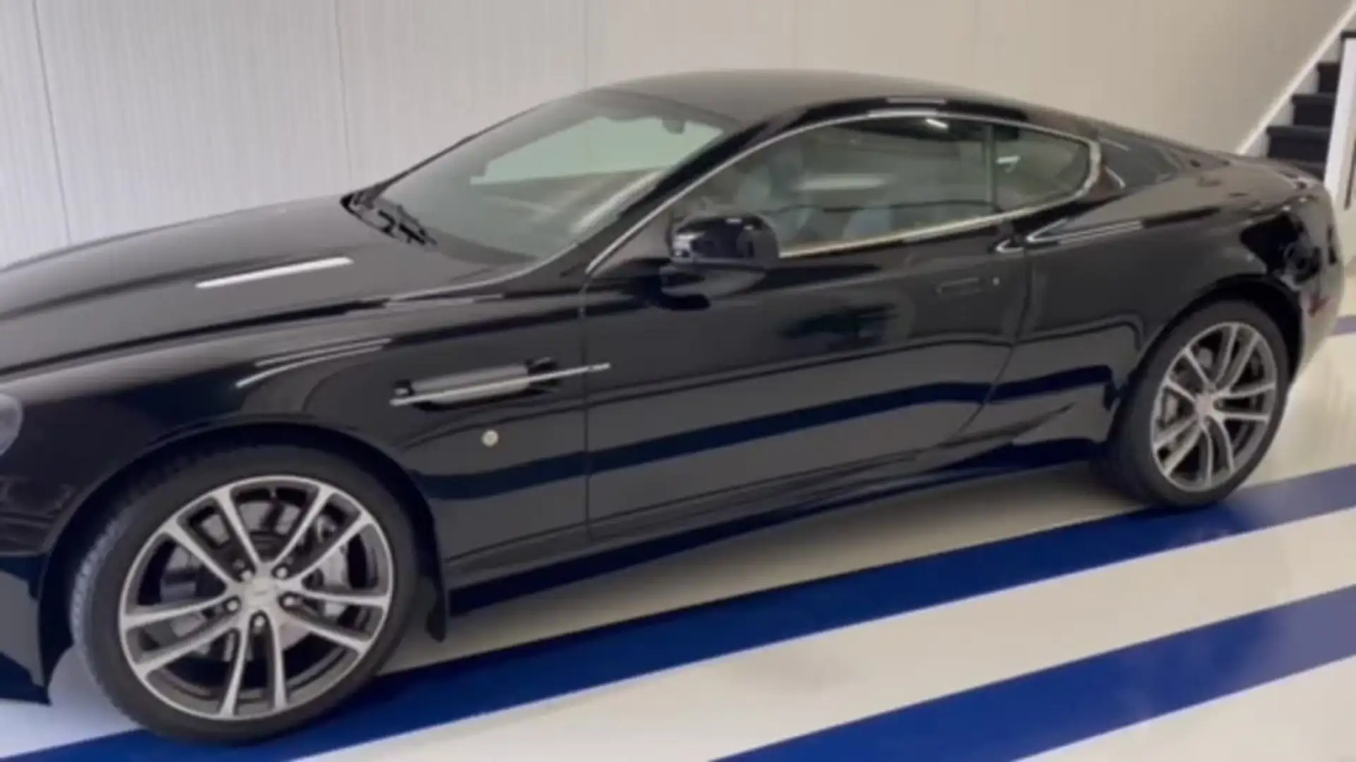 Aston Martin DB9 5.9-L V12 DOHC 48V Noir - 2