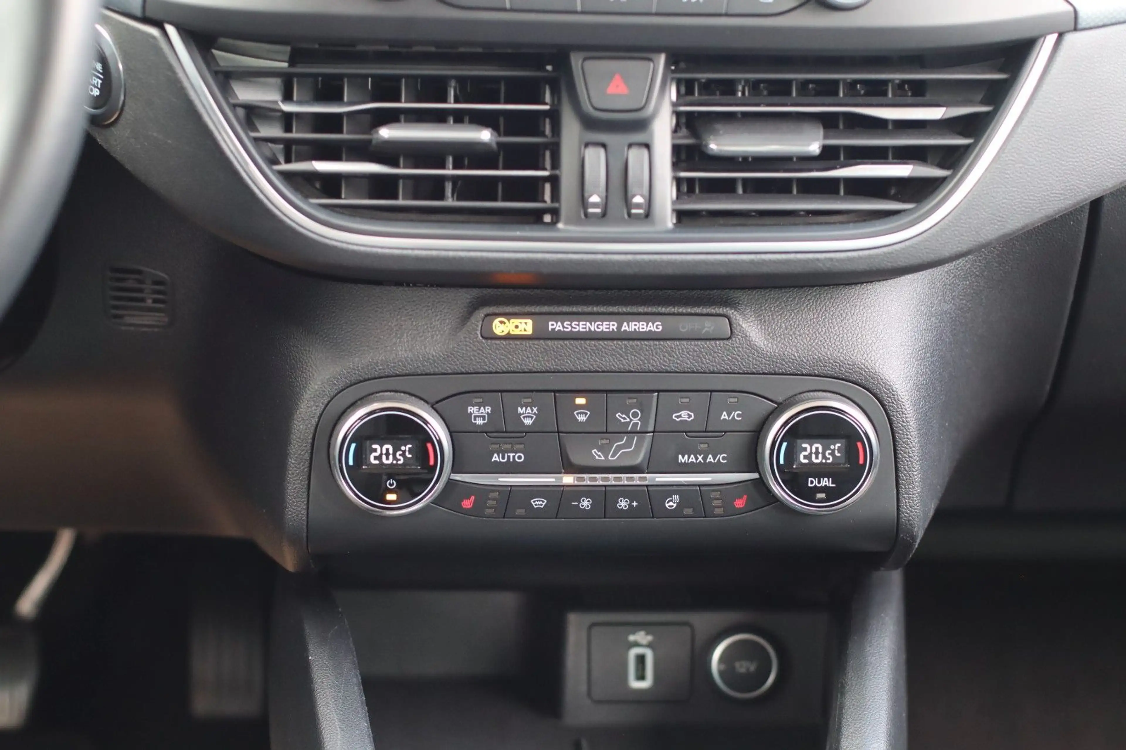 Ford Focus 1,5 EcoBoost 110kW Active Turnier Auto — photo 11
