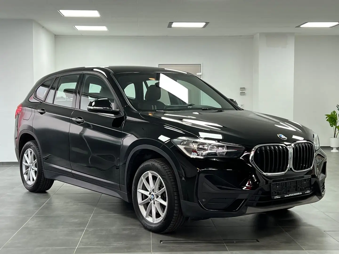 BMW X1 sDrive 18 d Advantage/NAVI/LED/DAB/TEMP/AHK Schwarz - 2