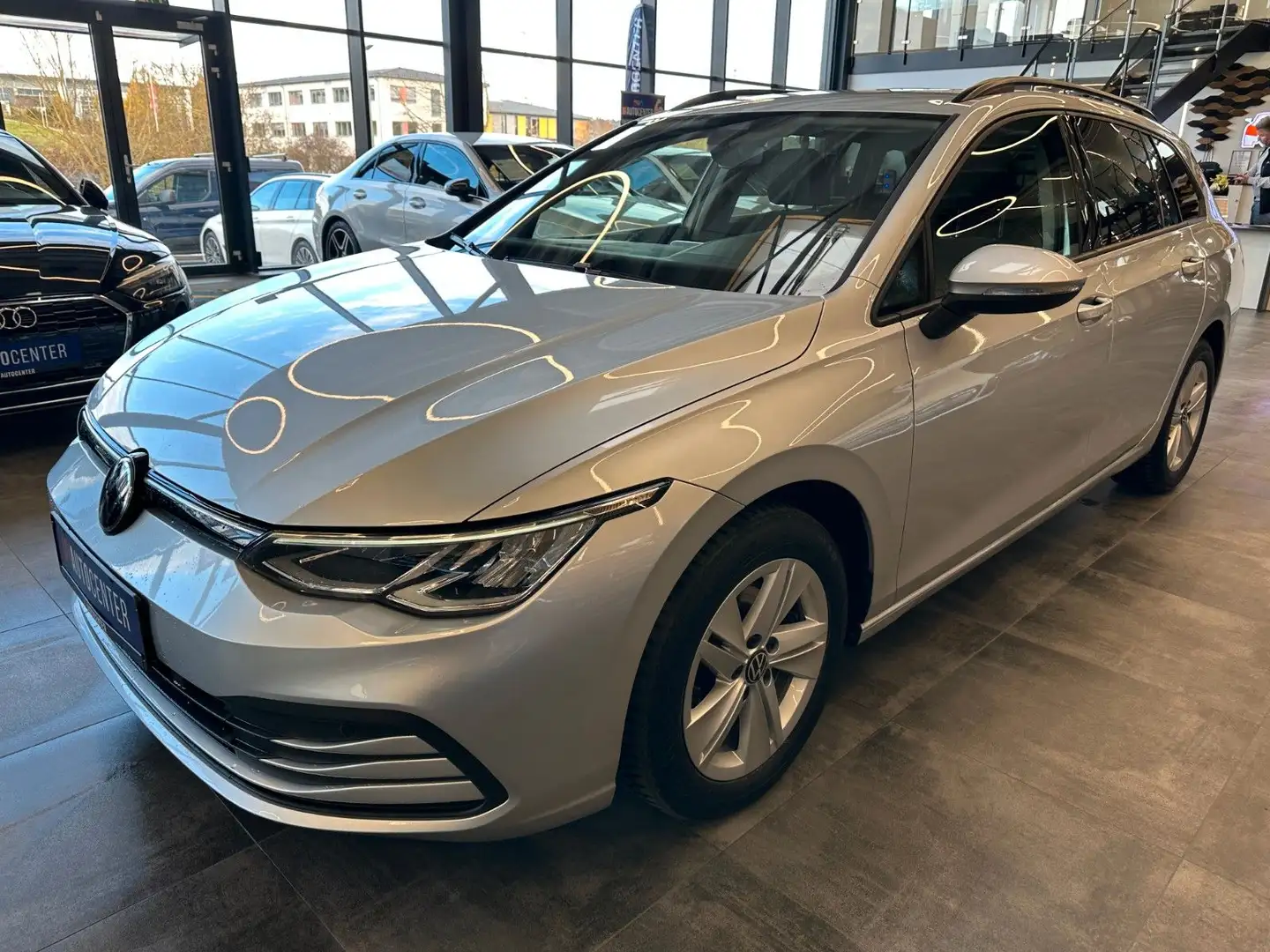 Volkswagen Golf VIII Variant Life*19%MWST*LED*Klima*Navi* Silber - 2