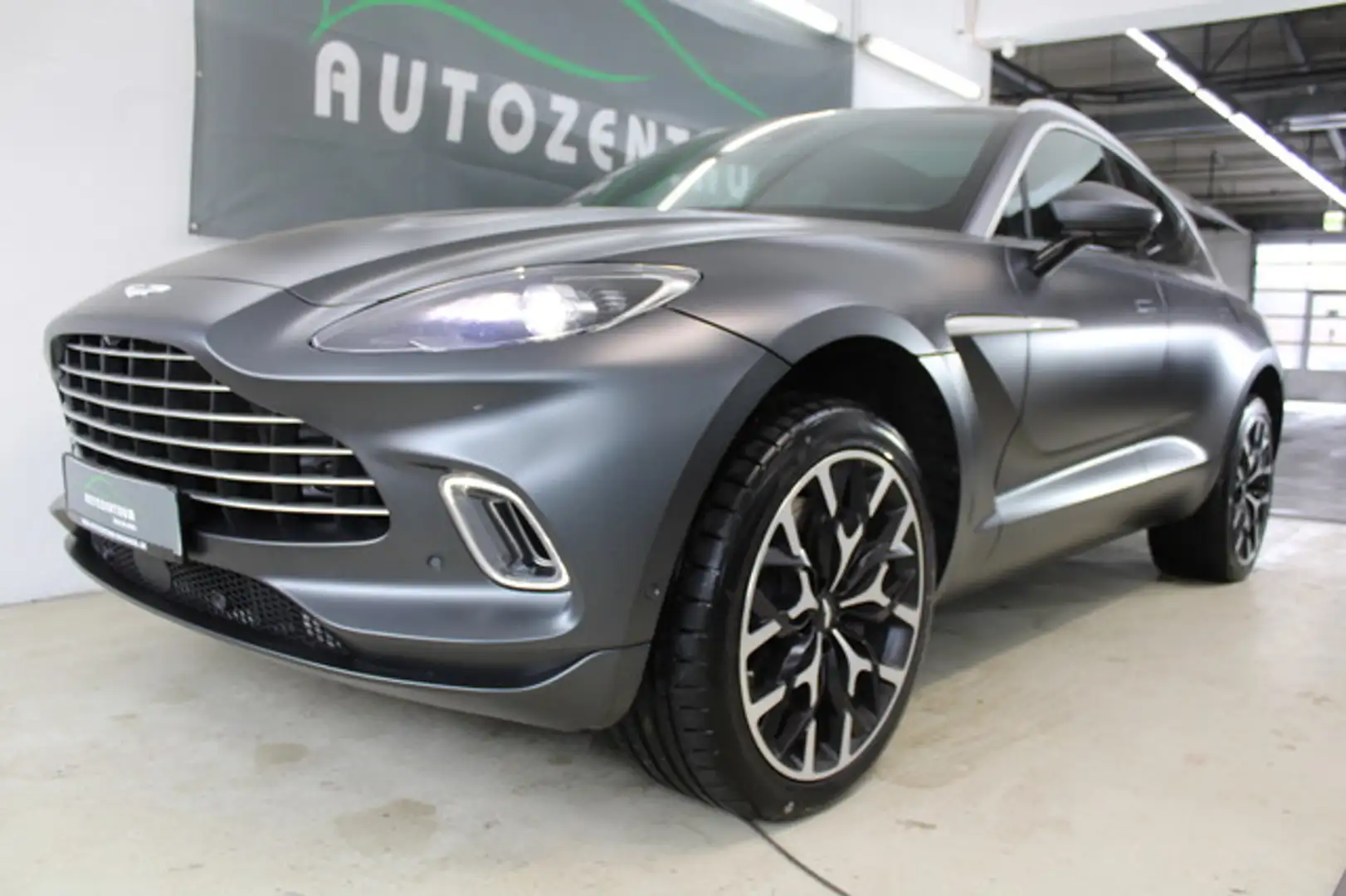 Aston Martin DBX 4.0 V8 Panorama/360Grad/Luft/SERVICE NEU Grau - 1