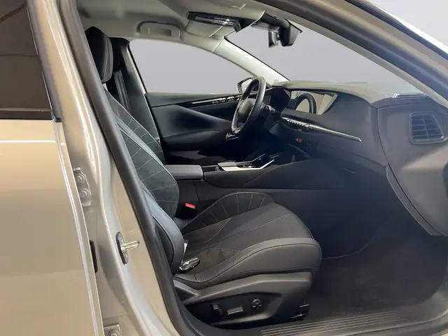 DS Automobiles DS 4 view 11