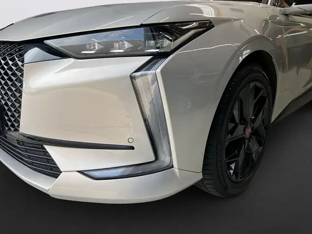 DS Automobiles DS 4 view 9