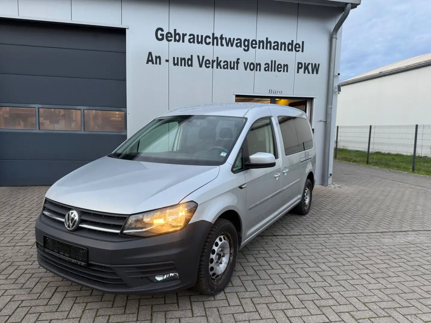 Volkswagen Caddy PKW Maxi*MWST*7Sitzer*AHK*TEMPOMAT* Silber - 1