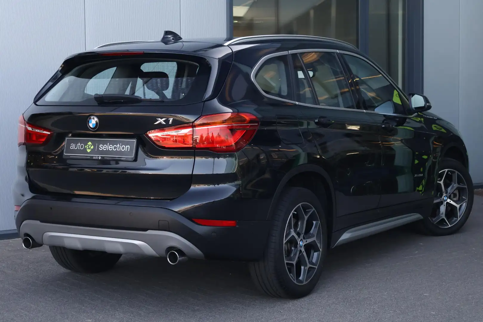 BMW X1 xDrive20i High Executive Zwart - 2