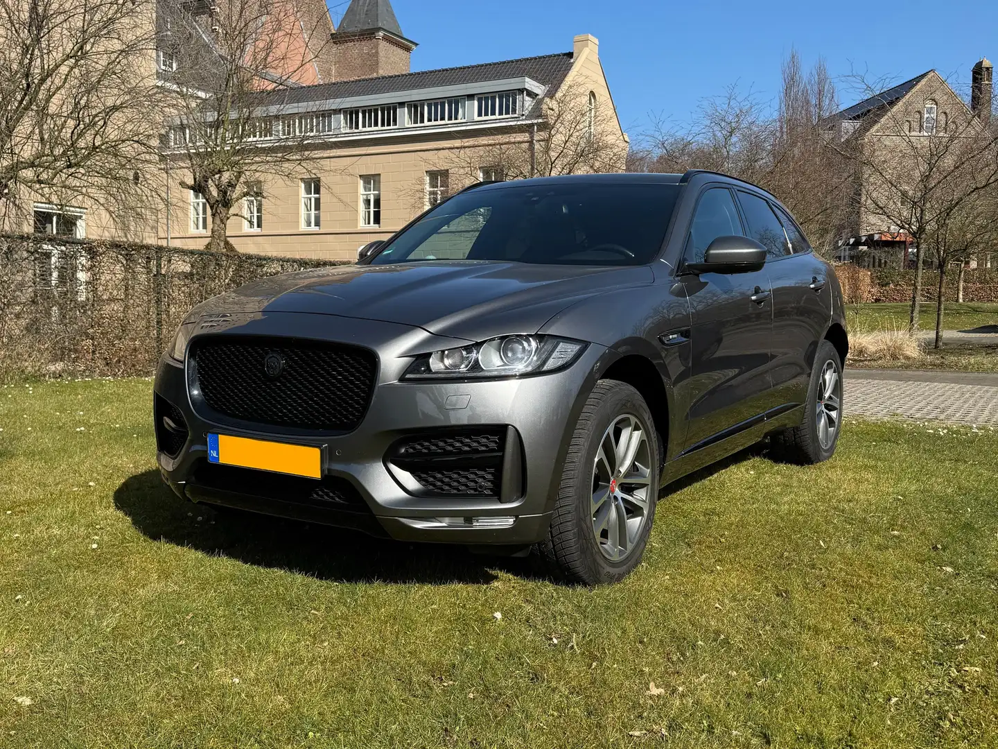 Jaguar F-Pace F-Pace 2.0 Portf. AWD 25t R-design Gris - 1