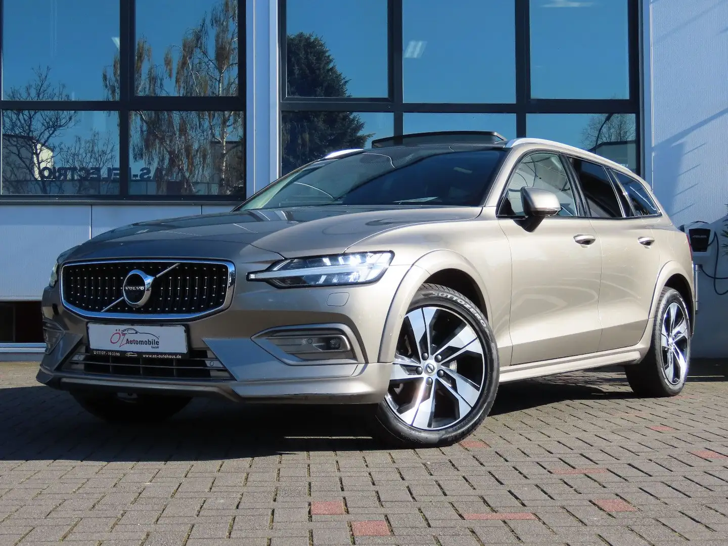 Volvo V60 Cross Country B4 D AWD Geartronic Pro Gris - 2