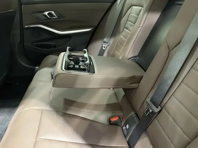 BMW 3 Series view 9