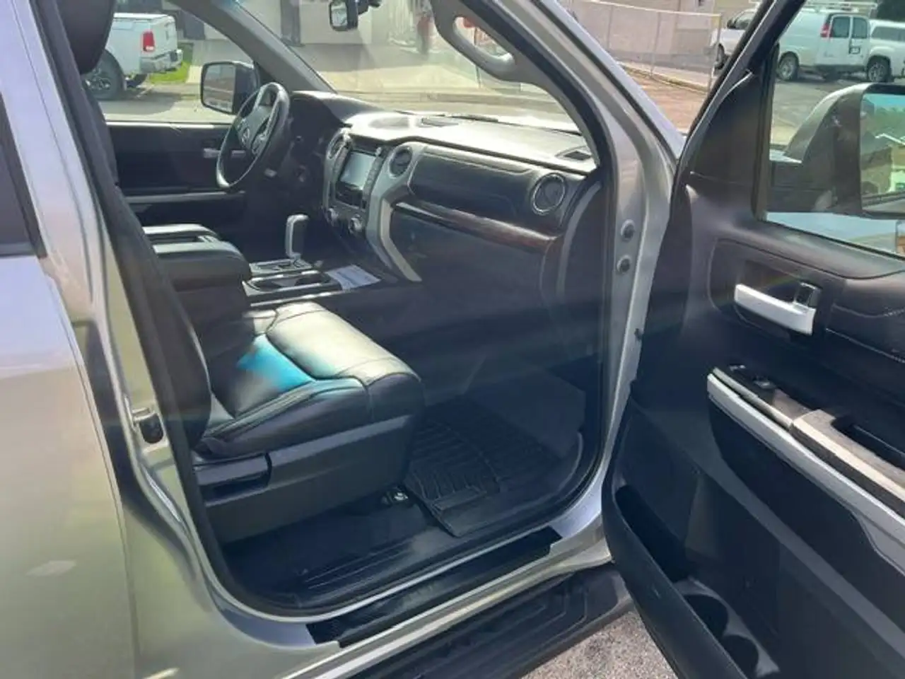 Toyota Tundra снимка Toyota Tundra