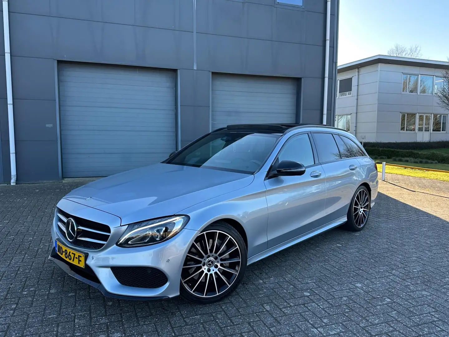 Mercedes-Benz C 300 Estate HYBRID ///AMG 2017 Pano Dealer onderhouden Grijs - 2