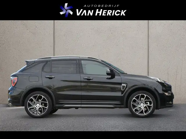 Lynk & Co 01 view 3