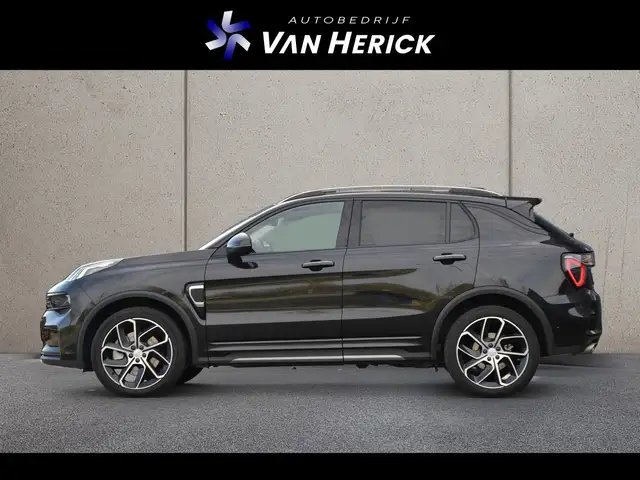 Lynk & Co 01 view 2