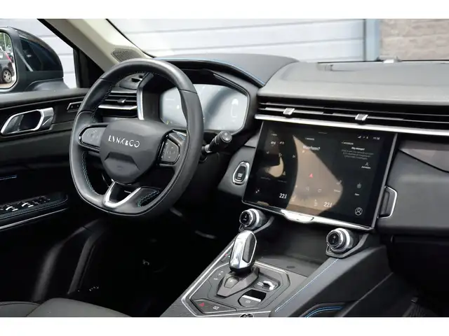 Lynk & Co 01 view 10