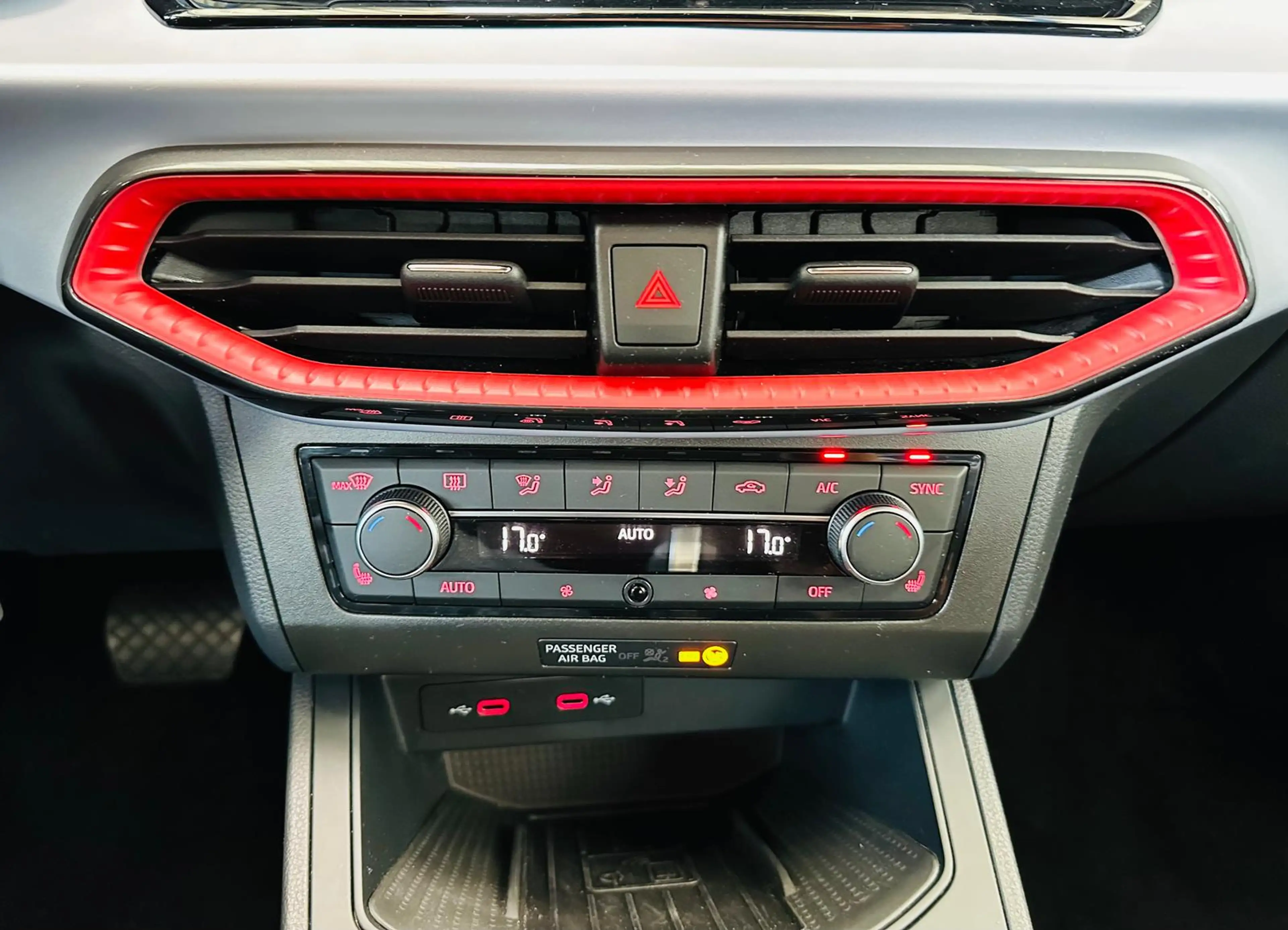 SEAT Ibiza 1.0 TSI DSG SHZG KAM PDC vo+hi LED ACC — photo 8