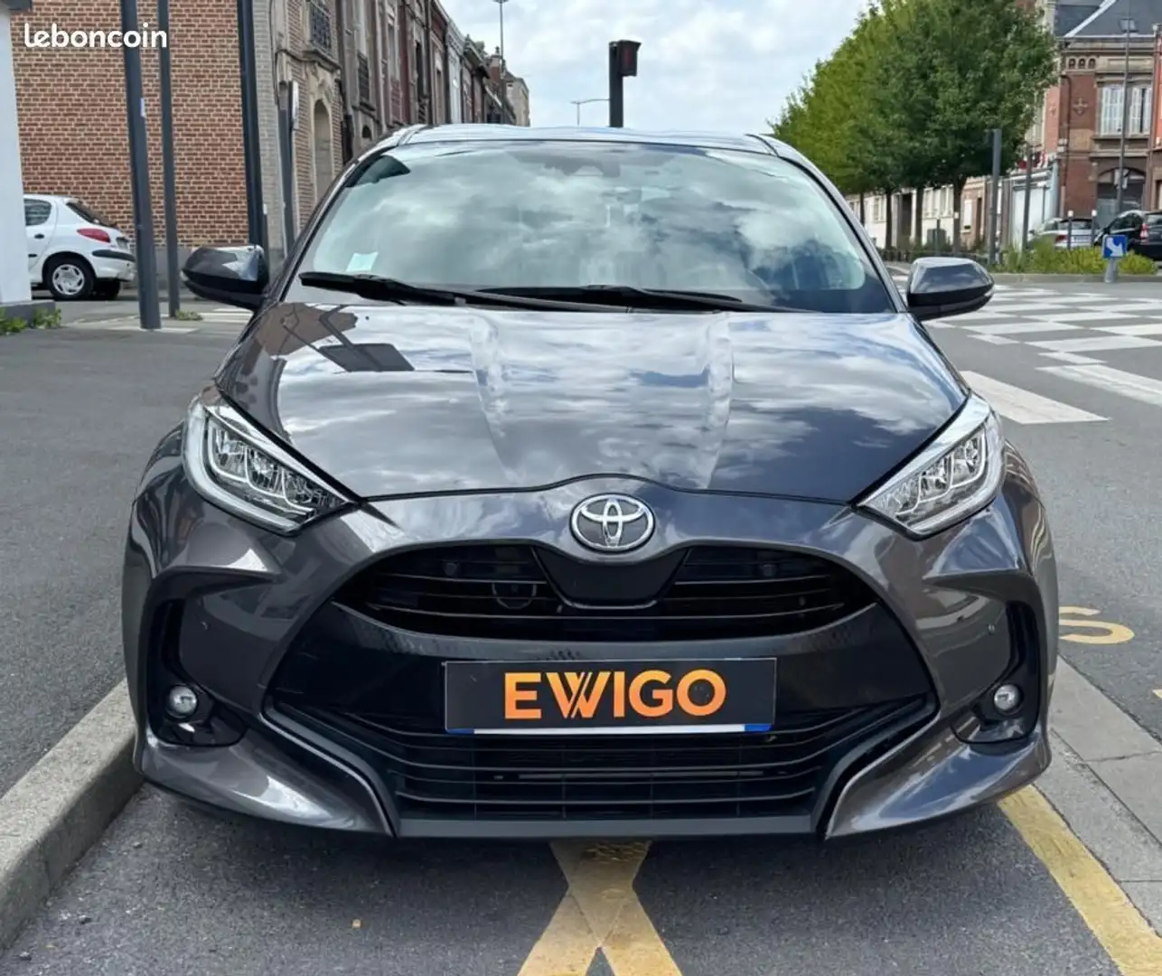 Toyota Yaris 1.5 VVTI 125 Design Grau - 2