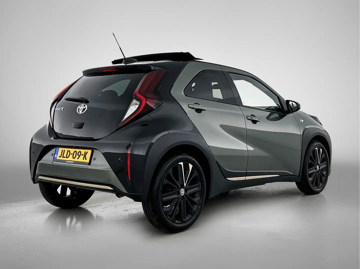 Toyota Aygo X 1.0 VVT-i S-CVT Premium Vert - 2