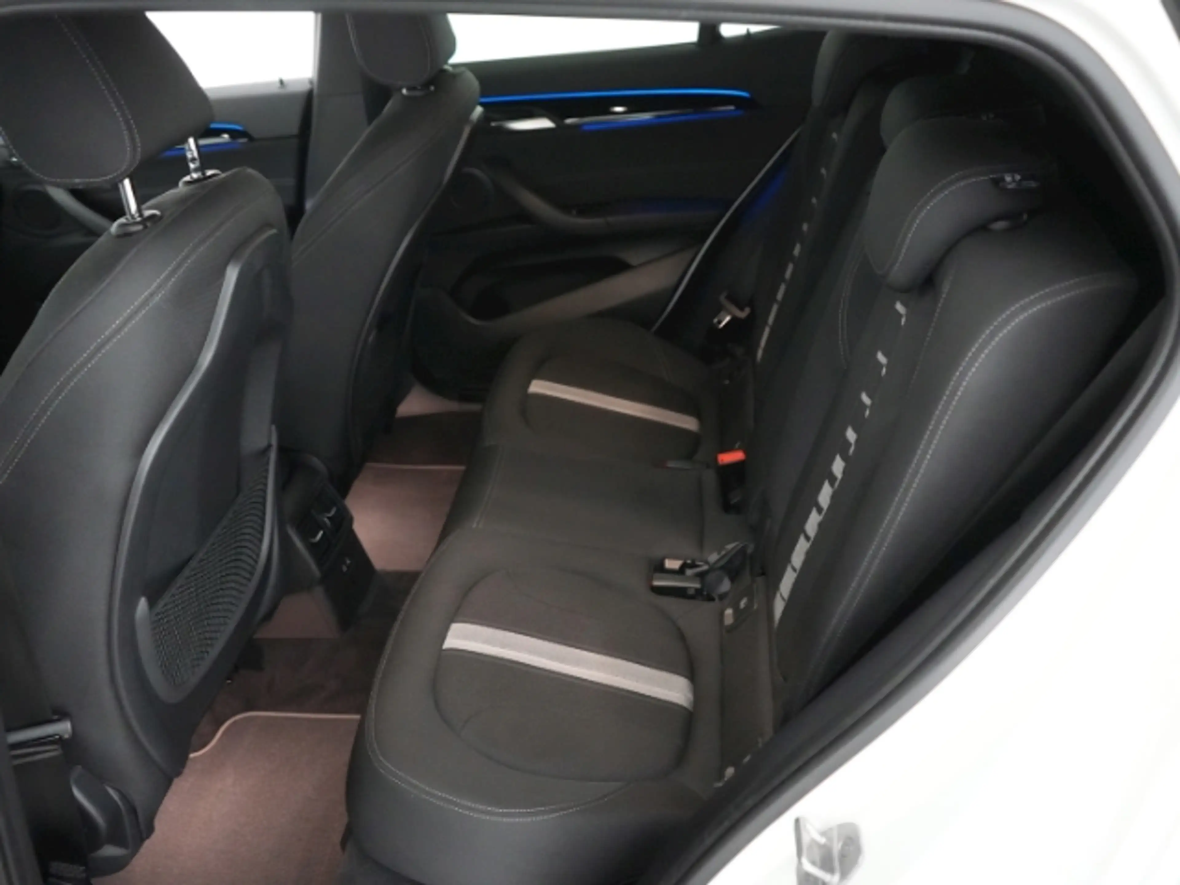 BMW X2 sDrive 18 i ADVANTAGE PLUS DCT+NAVI+SITZHEIZUNG+LE — photo 11