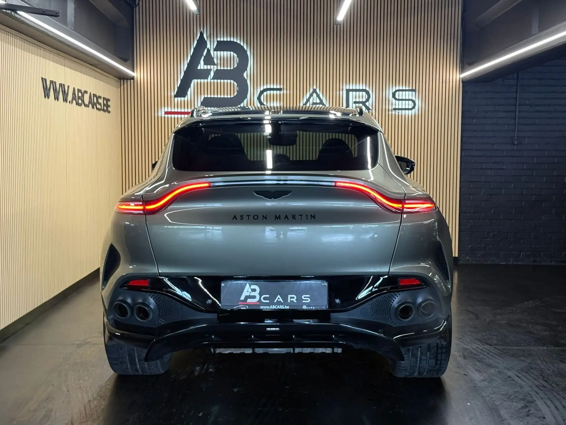 애스턴마틴 DBX 2024 건메탈 사진 6