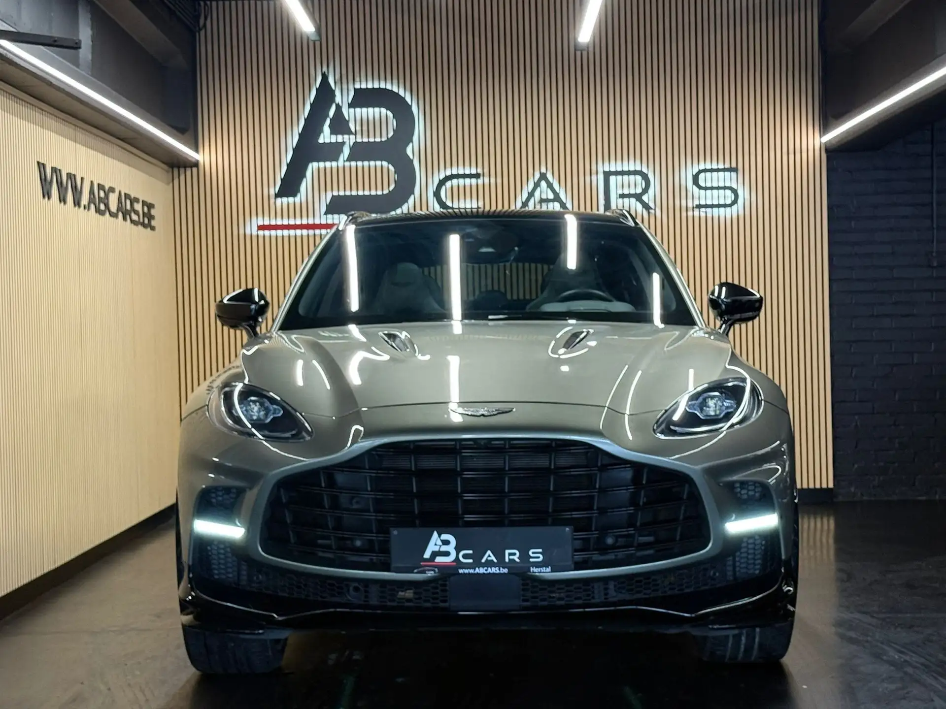 애스턴마틴 DBX 2024 건메탈 사진 4