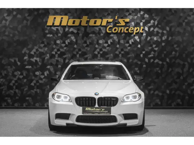 BMW M5 view 4