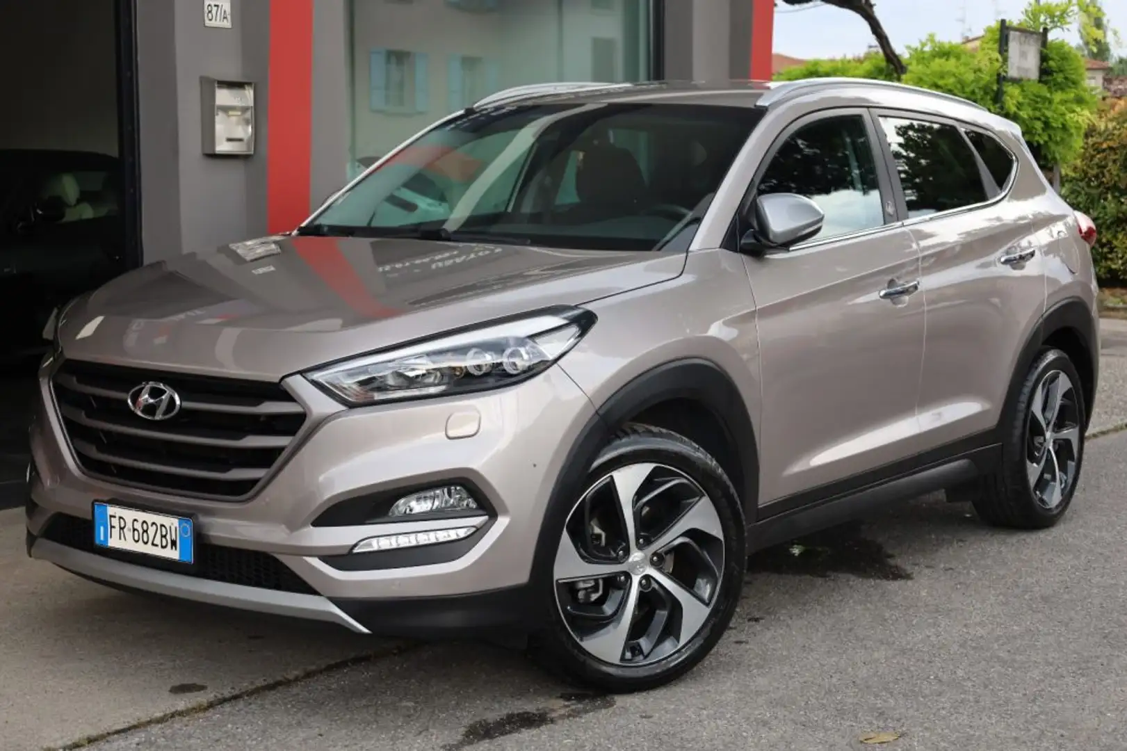 Hyundai TUCSON 1.7 CRDi DCT Sound Edition Navi Camera LED 19" Grigio - 1