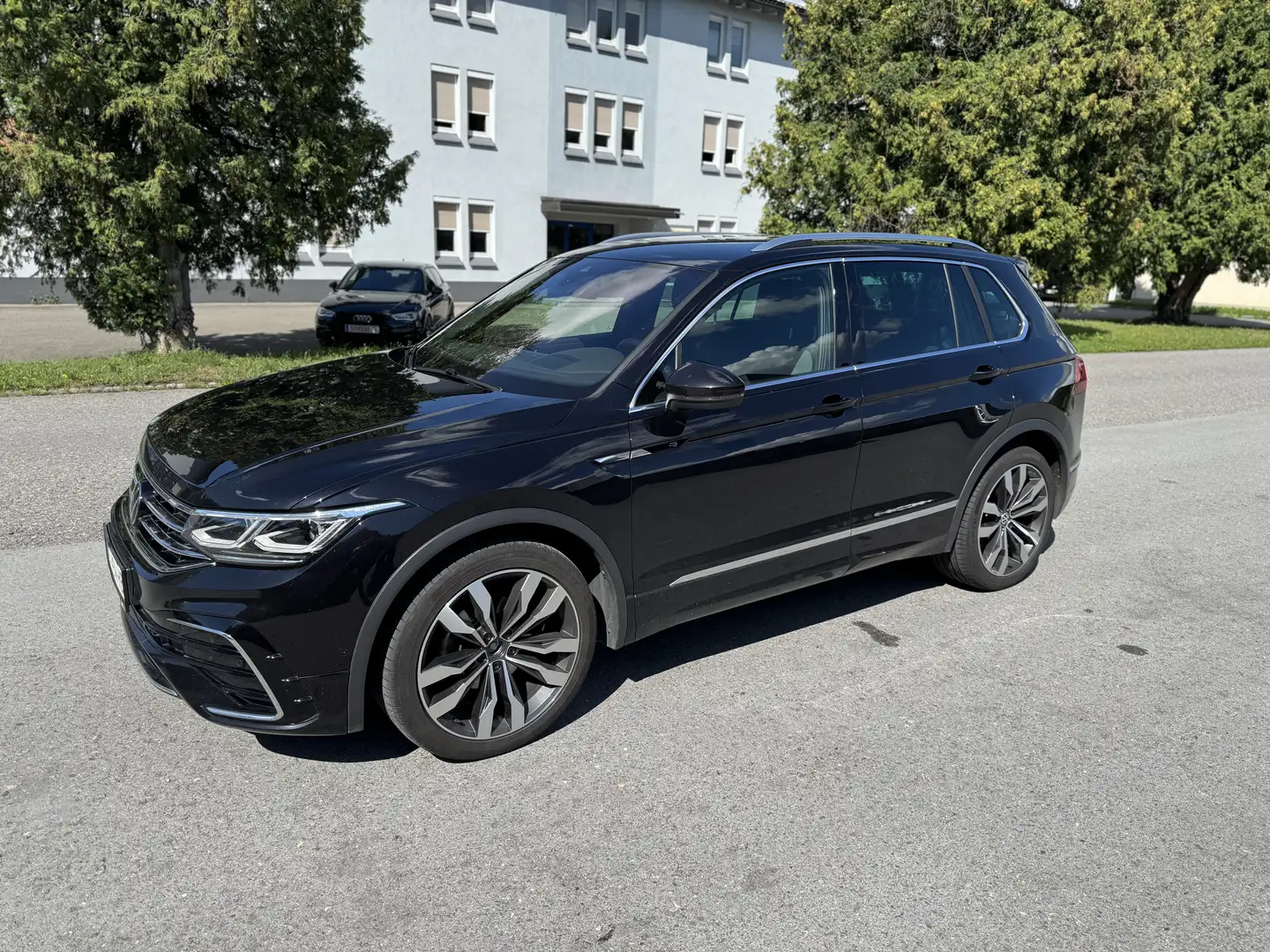 Volkswagen Tiguan R-Line 4Motion AHK, 8 X Reifen Schwarz - 2