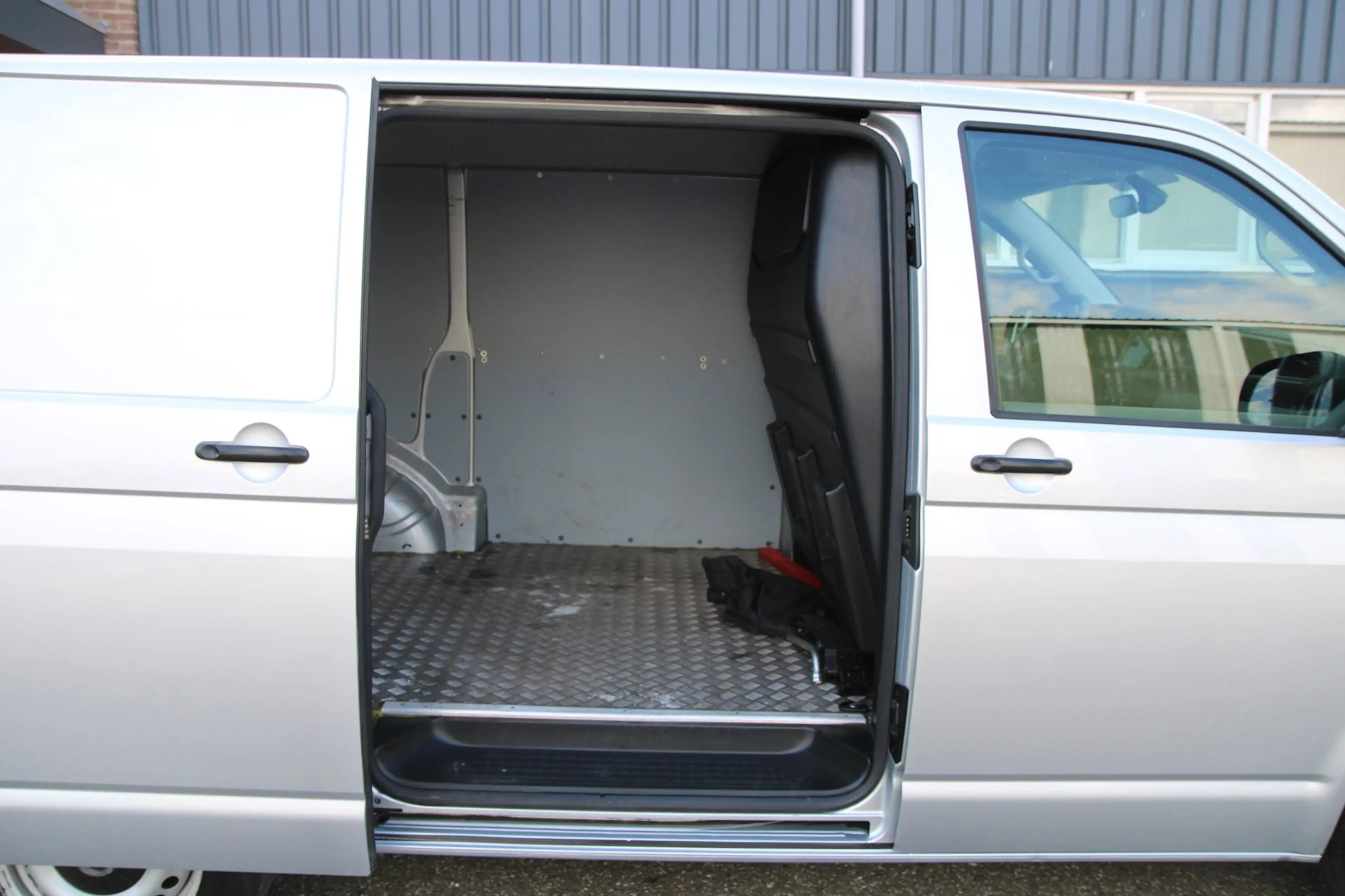 Volkswagen Transporter 2.0 TDI L1H1 30 / 3-Pers. / AppConnect / Nw Model — photo 9