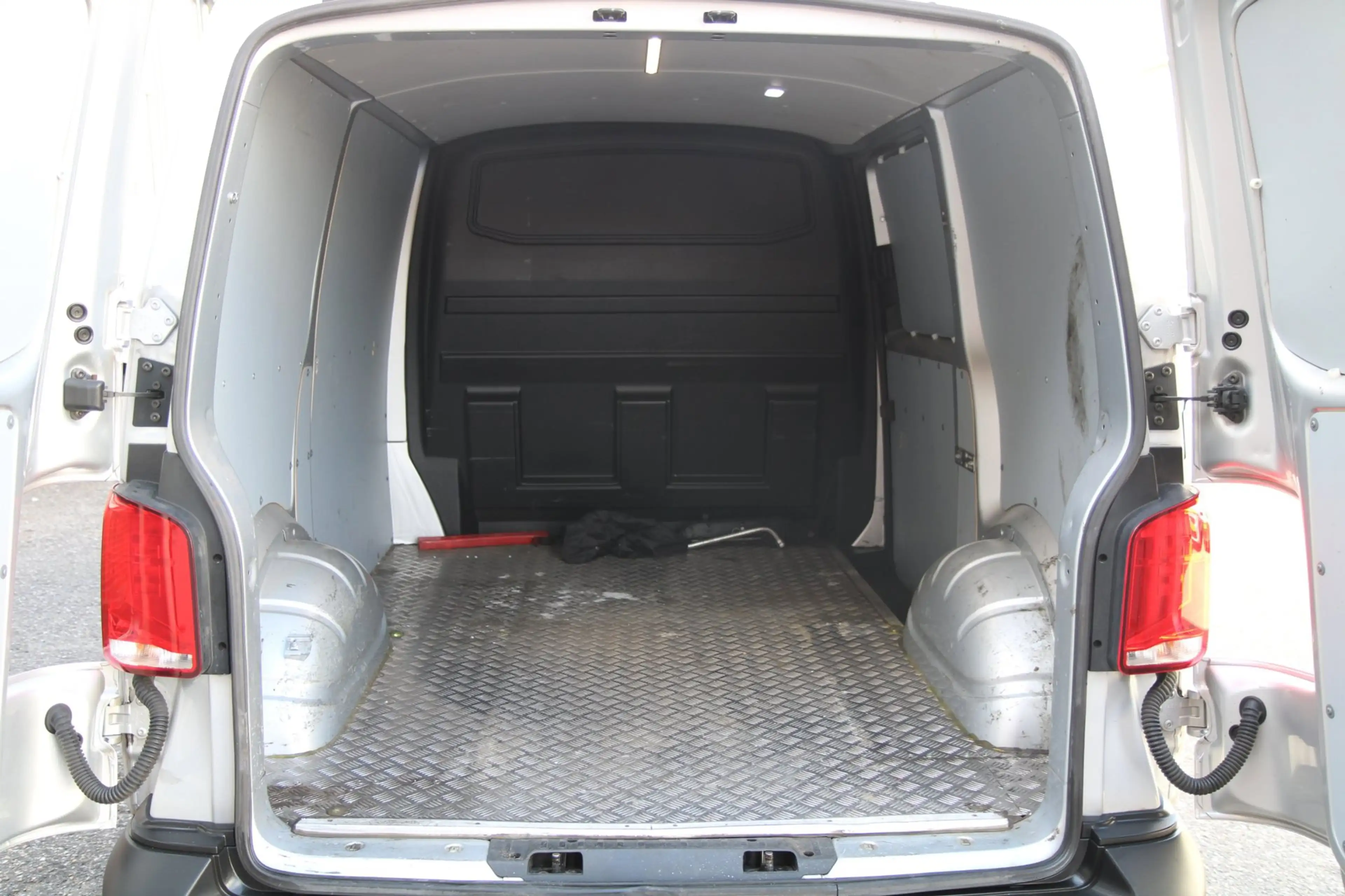 Volkswagen Transporter 2.0 TDI L1H1 30 / 3-Pers. / AppConnect / Nw Model — photo 10