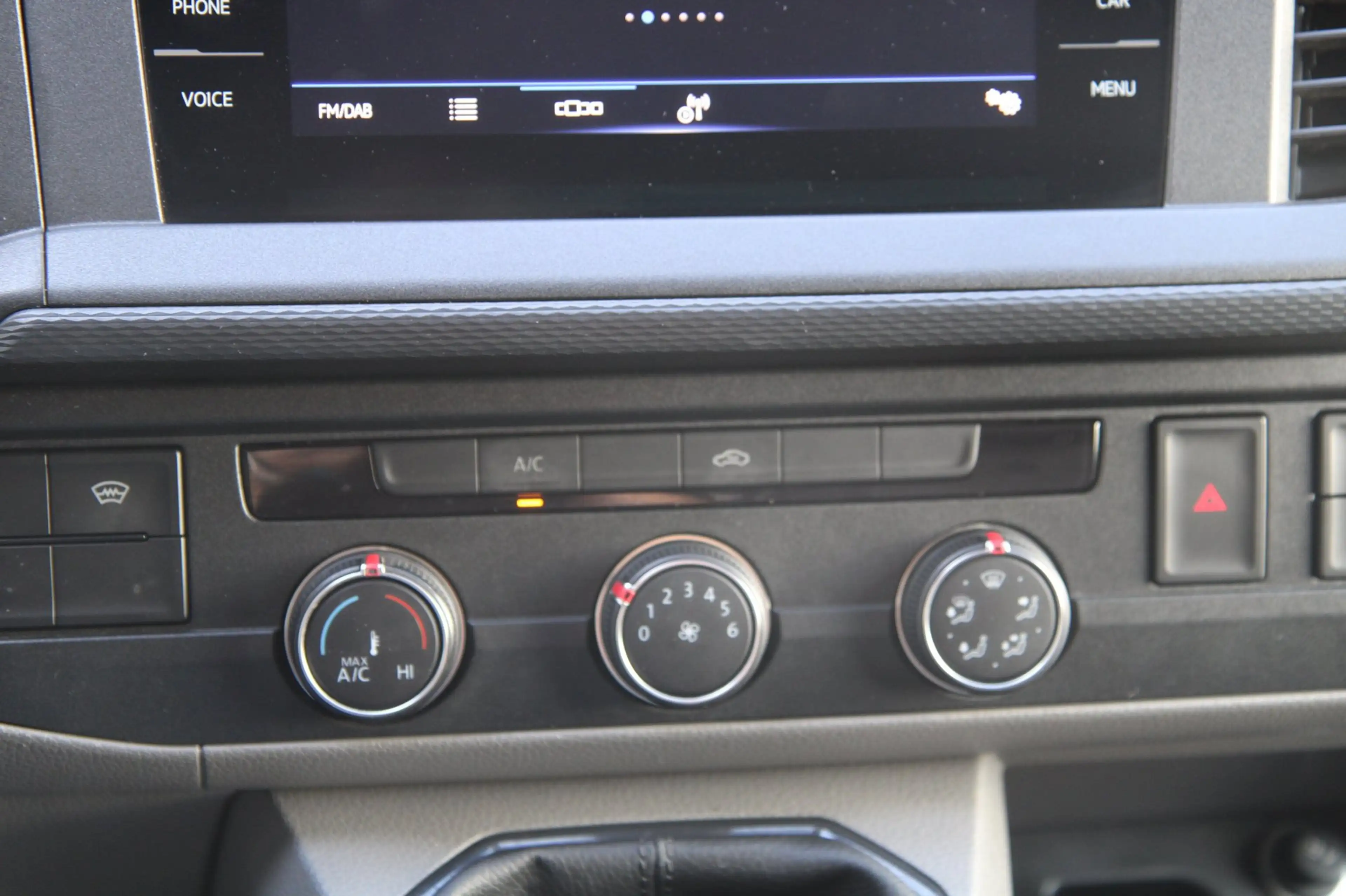 Volkswagen Transporter 2.0 TDI L1H1 30 / 3-Pers. / AppConnect / Nw Model — photo 17