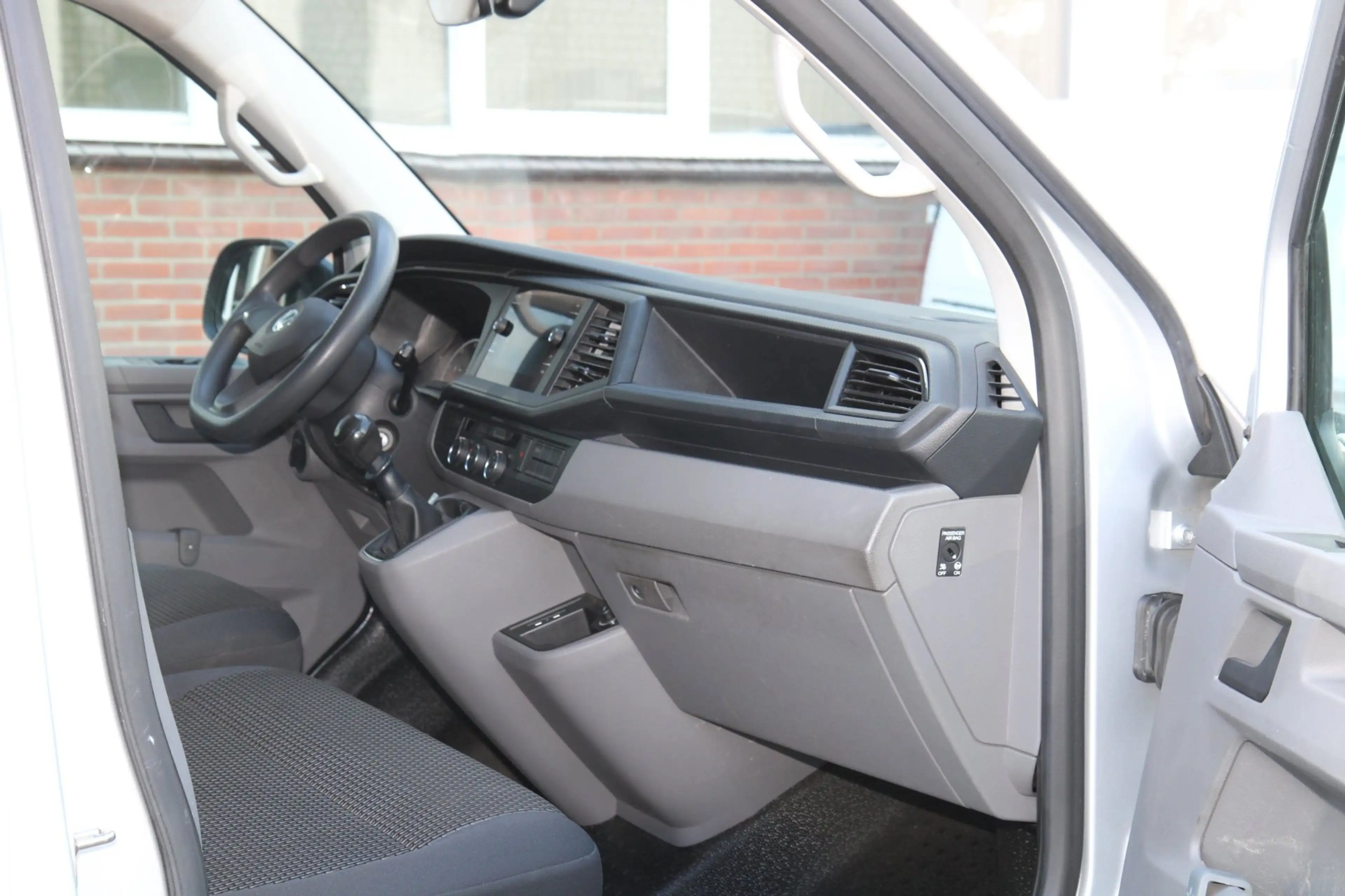 Volkswagen Transporter 2.0 TDI L1H1 30 / 3-Pers. / AppConnect / Nw Model — photo 11