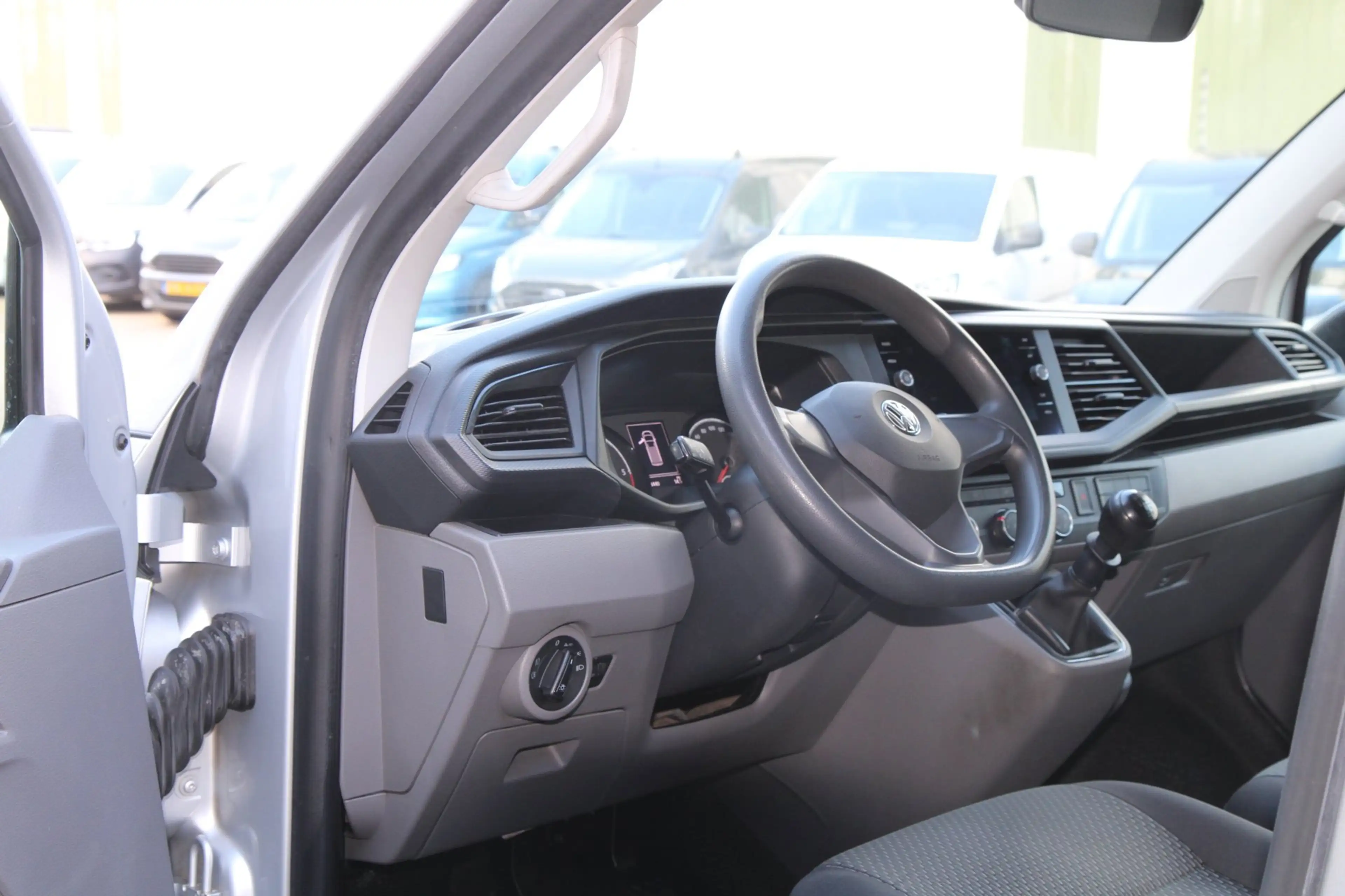 Volkswagen Transporter 2.0 TDI L1H1 30 / 3-Pers. / AppConnect / Nw Model — photo 12