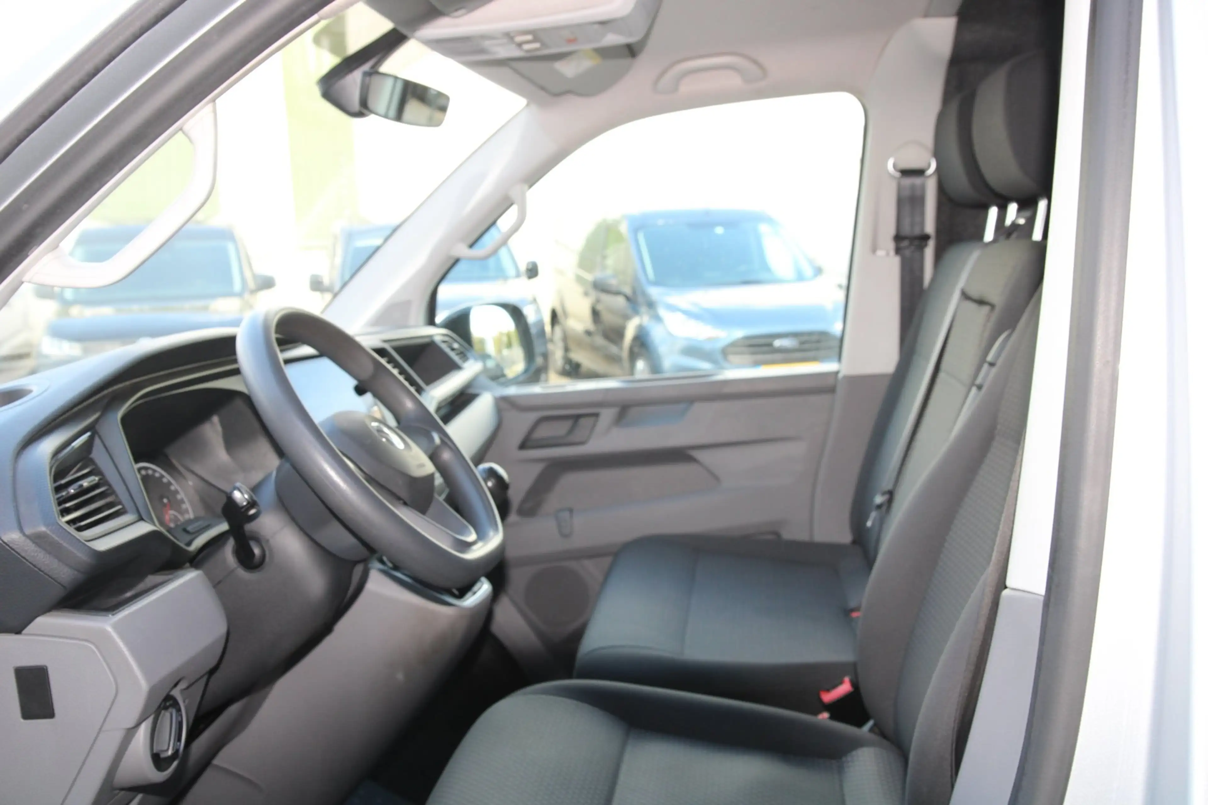Volkswagen Transporter 2.0 TDI L1H1 30 / 3-Pers. / AppConnect / Nw Model — photo 13