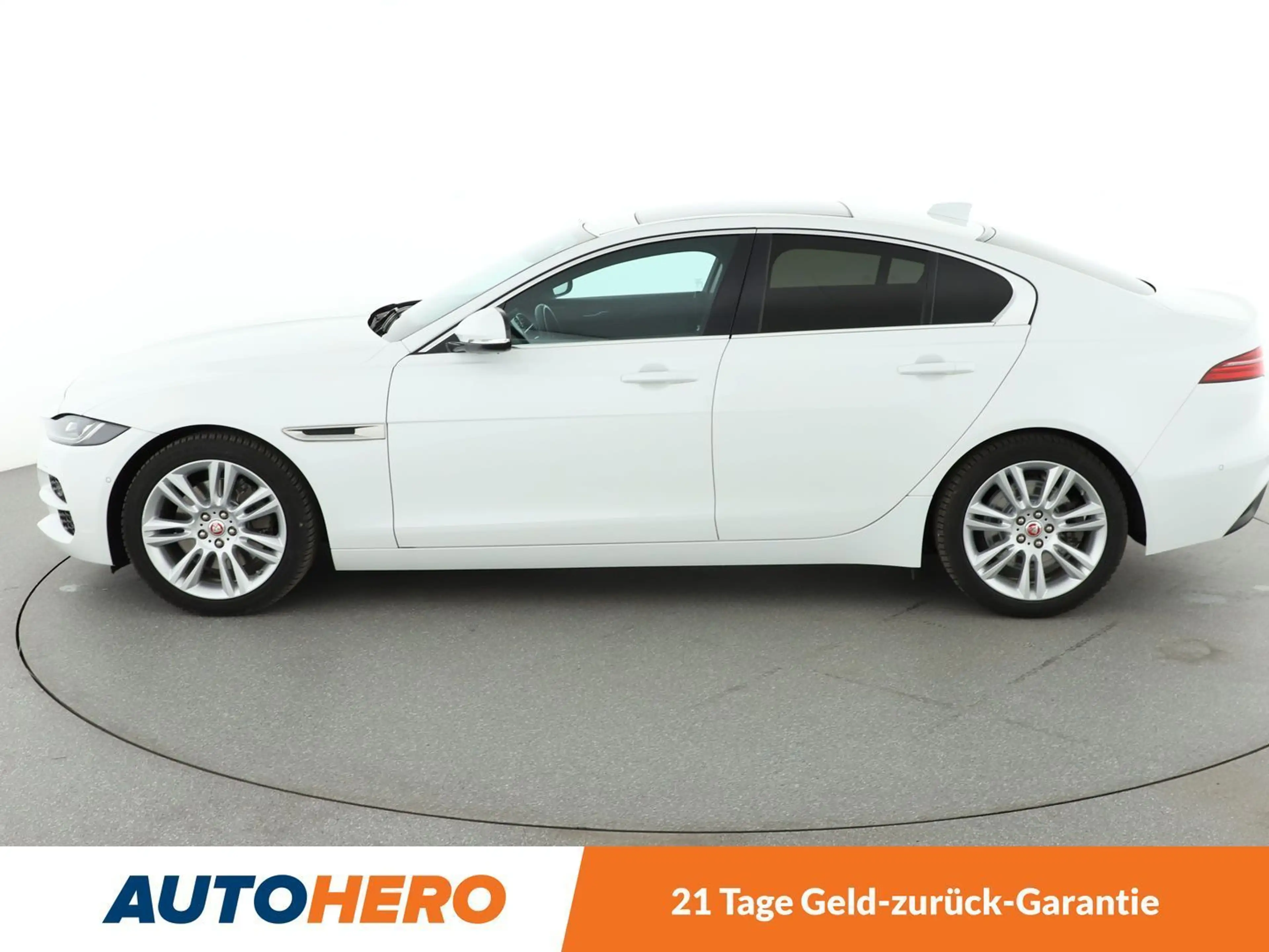Jaguar XE 25t SE Aut*NAVI*LED*ACC*CAM*PDC*SHZ* — photo 3