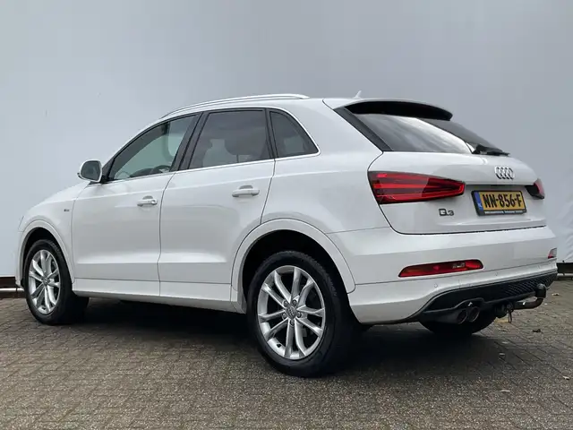 Audi Q3 view 12