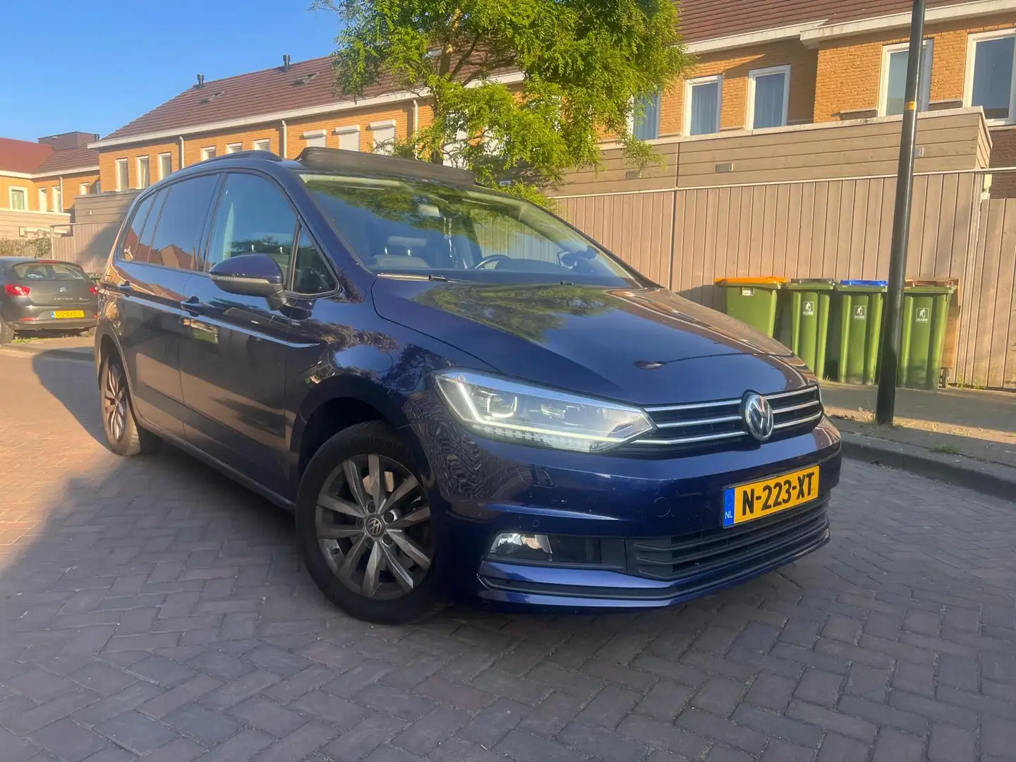 Volkswagen Touran 1.6 TDI SCR Highline Edition R 7p *Voll* Blauw - 1