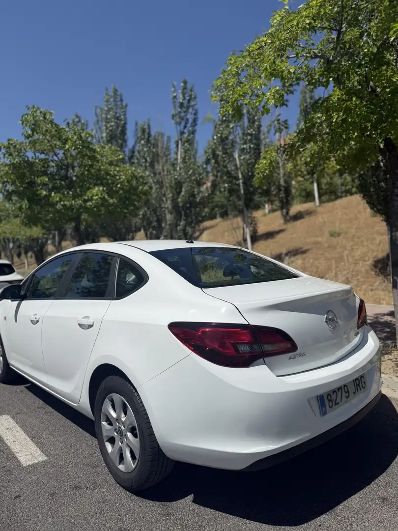 Opel Astra Sedán 1.6CDTi S/S Elegance 110 - 2