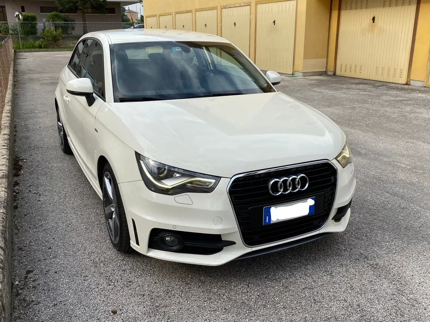 Audi A1 A1 1.6 tdi Ambition 105cv Bianco - 1